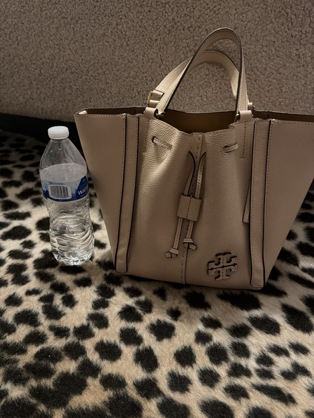 Tory Burch McGraw Dragonfly Drawstring Shoulder Brie Calf Leather Bag - Picture 7 of 7